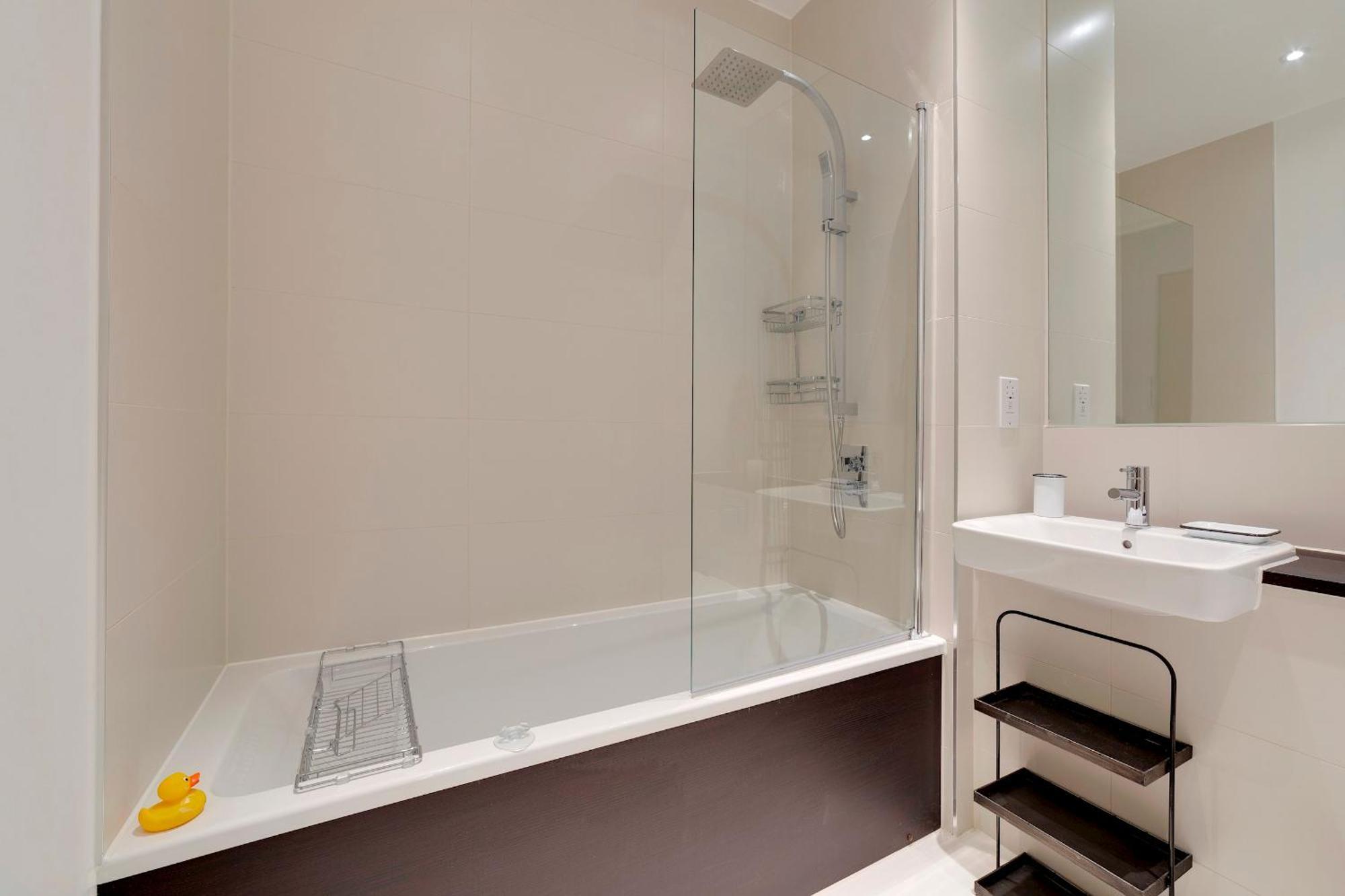Pass The Keys Stunning And Spacious Modern Flat - Own Car Park Apartemen