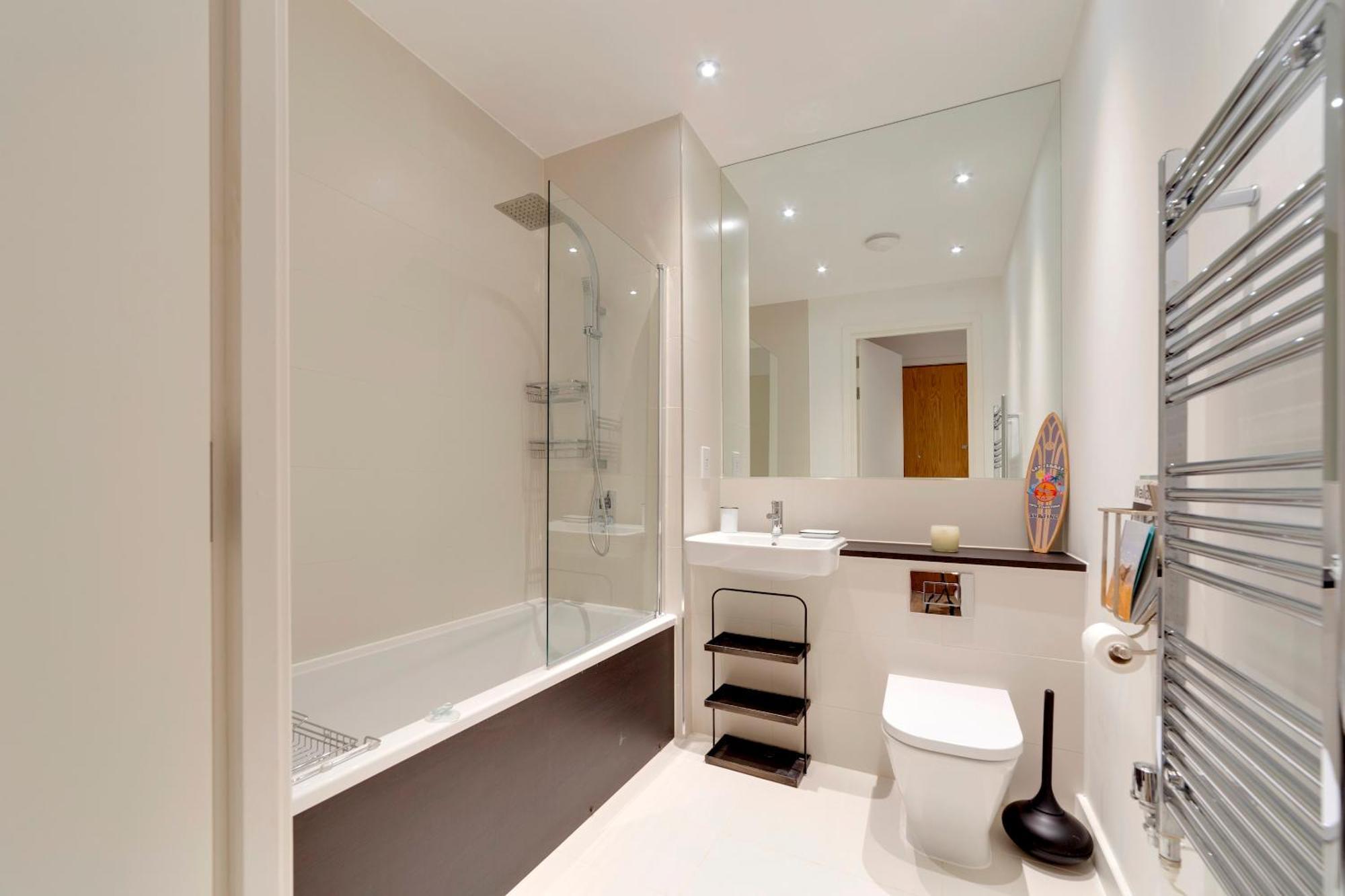 Apartemen Pass The Keys Stunning And Spacious Modern Flat - Own Car Park