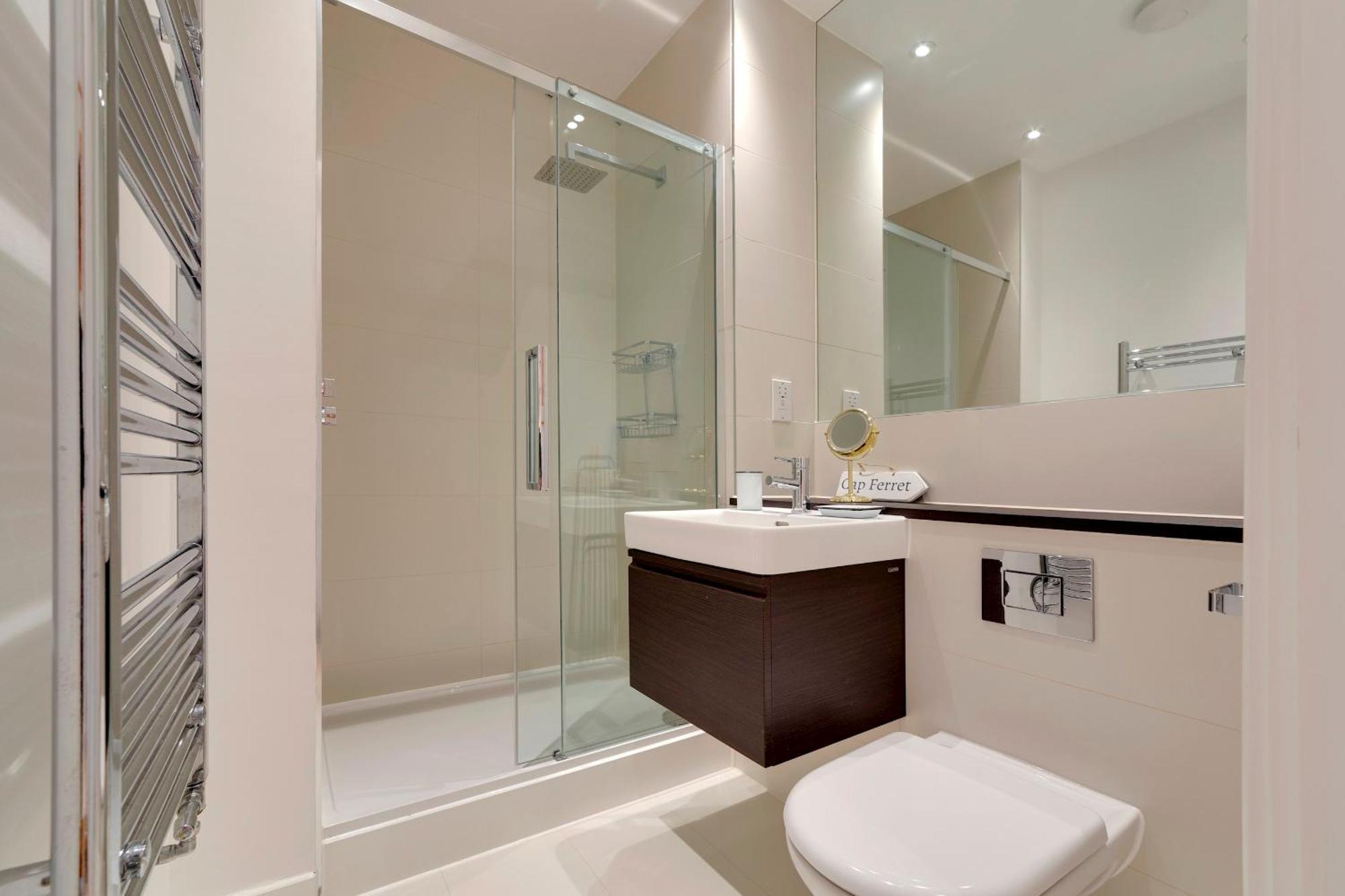 Pass The Keys Stunning And Spacious Modern Flat - Own Car Park Apartemen