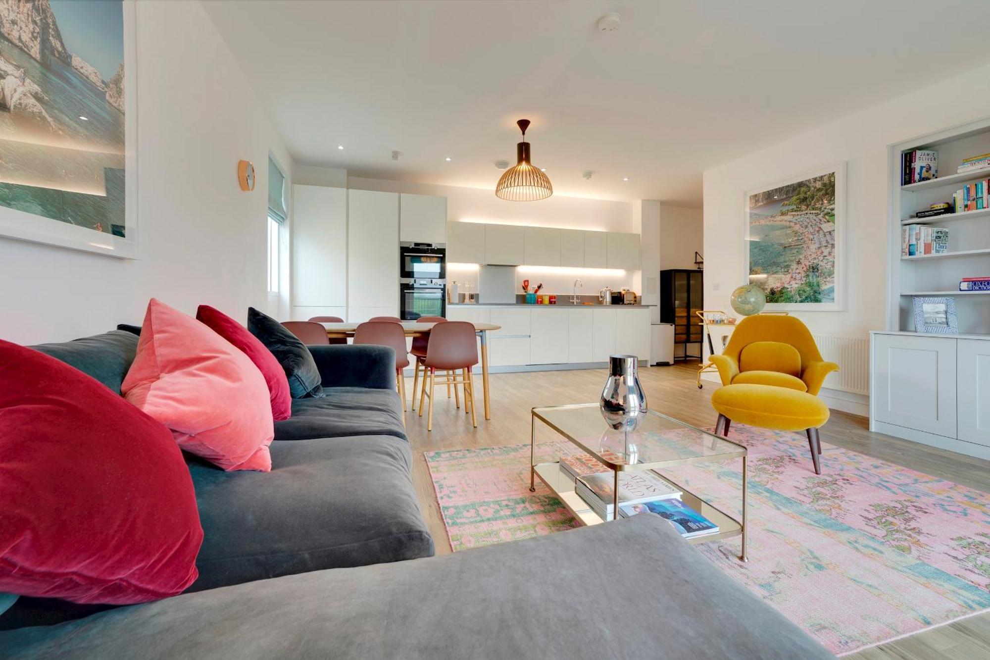 Pass The Keys Stunning And Spacious Modern Flat - Own Car Park Apartemen *